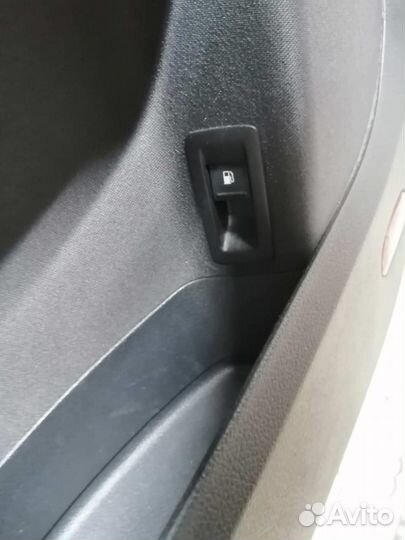 Кнопка открывания лючка бензобака VW Touran 2010