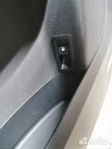 Кнопка открывания лючка бензобака VW Touran 2010