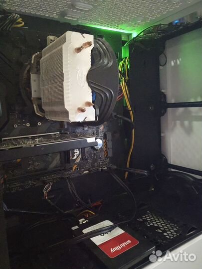 Игровой пк с монитором клавиатурой и мышью