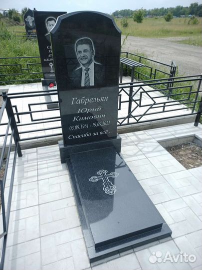 Памятники на кладбище