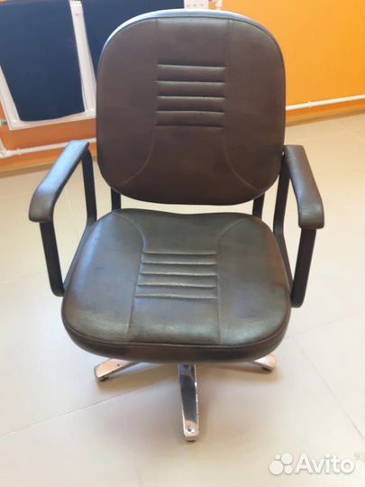 Кожаное кресло парикмахерское