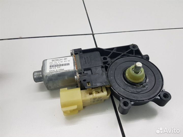 Моторчик стеклоподъемника передний левый