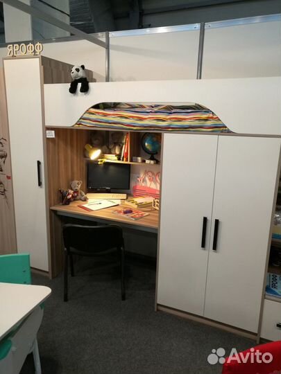 Кровать чердак со столом и шкафом