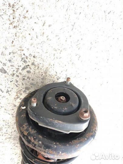 Амортизатор пружина передний правый Nissan Primera