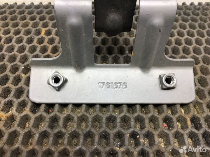 1761676 Петля бардачка Scania 5-series