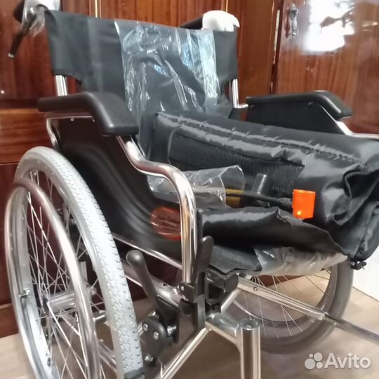 Новые инвалидная коляска и матрас противопролежнев