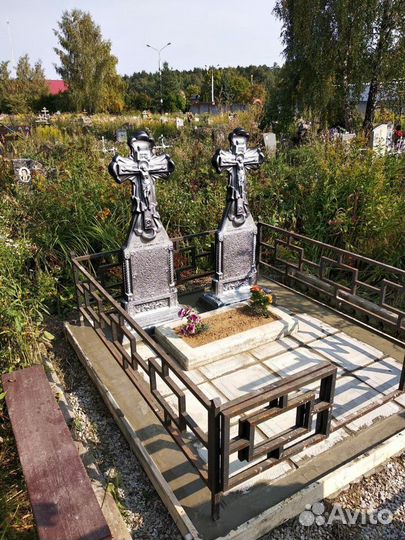 Памятник крест на могилу надгробия из камня