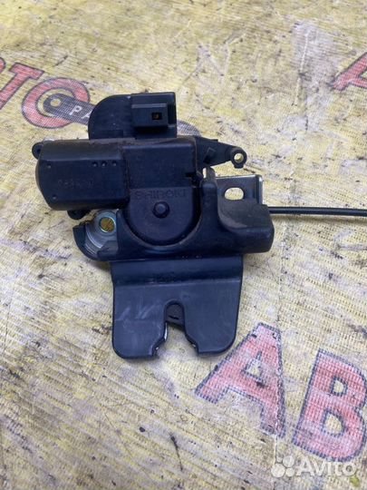 Замок багажника Nissan Fuga Y50 VQ35DE 2007