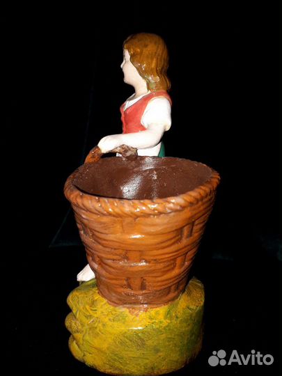 Девочка с корзиной