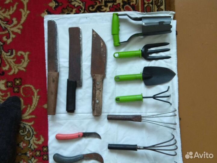 Различный мелкий инструмент для сада и огорода