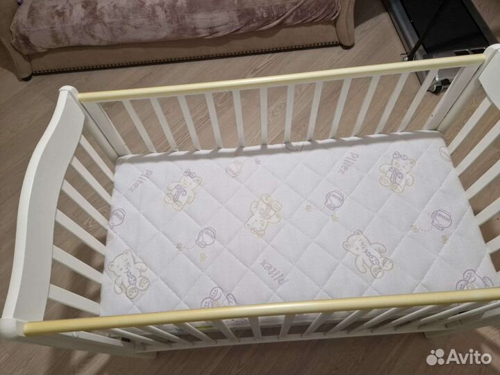 Детская кроватка с поперечным маятником