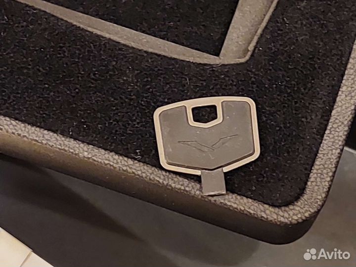 Коробки от Vertu батарея адаптеры и тд оригинал