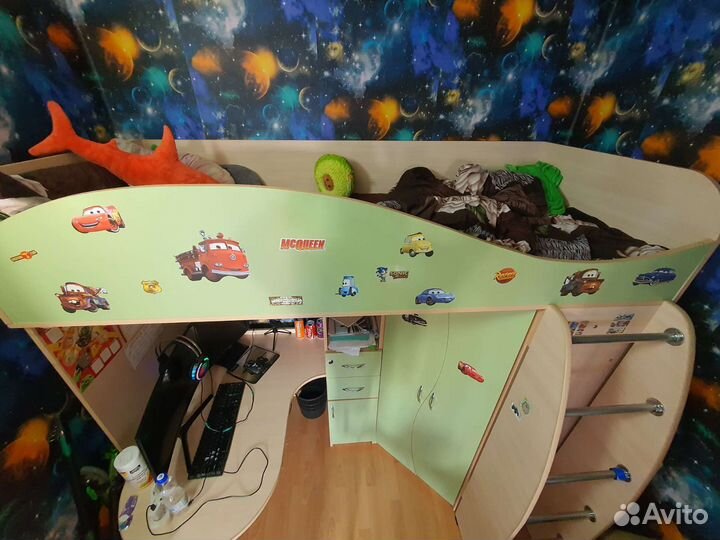 Детская кровать чердак со столом и шкафом