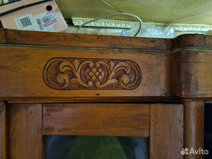 Старинный шкаф