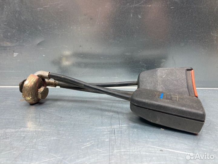 Ответная часть ремня безопасности Audi 80/90 B3