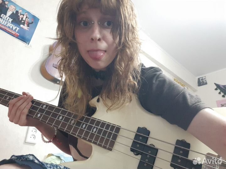 Басист в группу