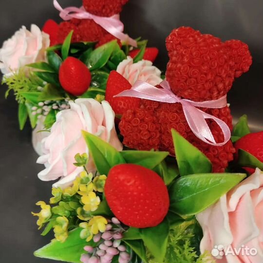 Букет с мишкой из роз