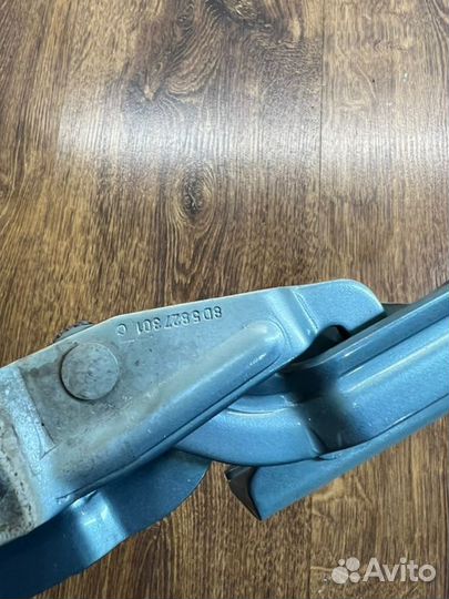 Петля крышки багажника задняя левая Volkswagen