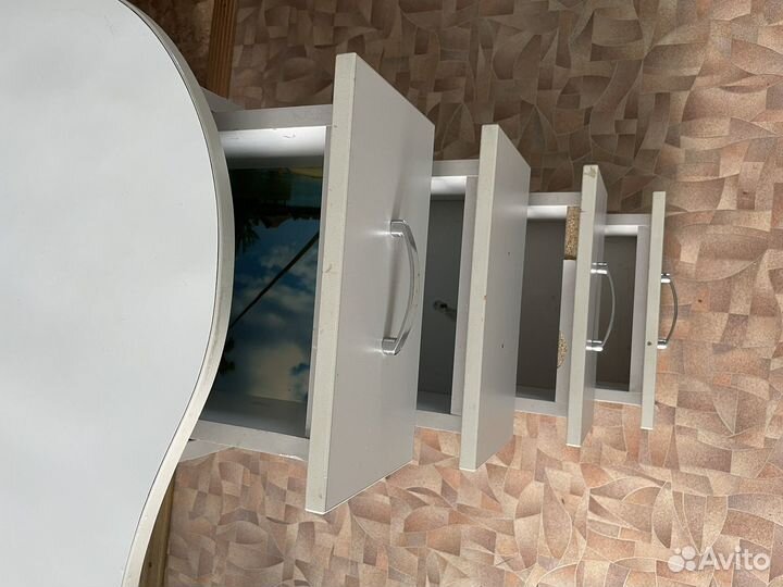 Маникюрный стол