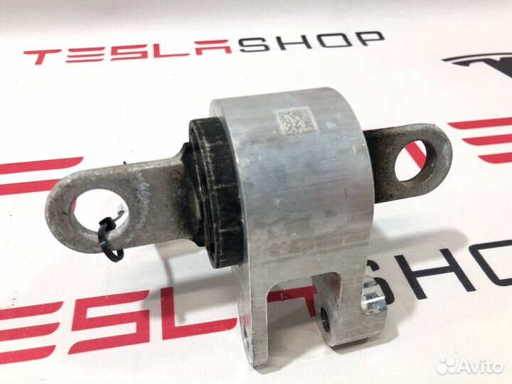 Кронштейн двигателя передний левый Tesla Model X