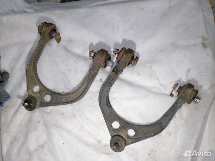 Рычаги б/у верхние chrysler 300C