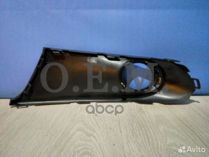 Окантовка противотуманной фары правая Volkswage