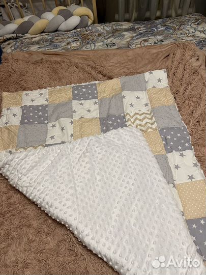 Бортики в детскую кроватку с одеялом и простынями