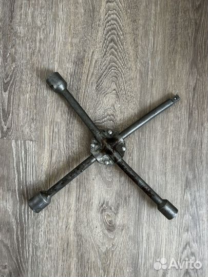 Ключ баллонный