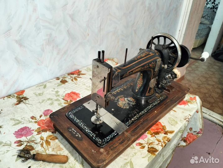 Старинная швейная машинка зингер