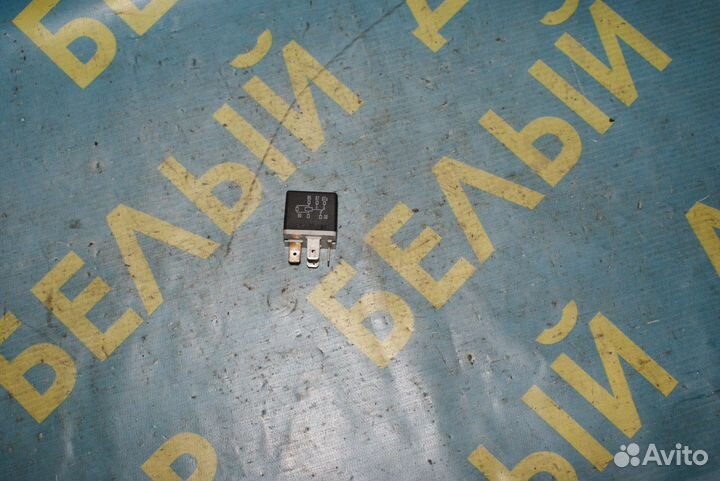 Реле топлевного насоса (черное) Opel Astra