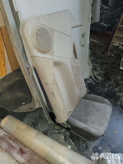 Обшивка карта двери передня на блейзер 1993г