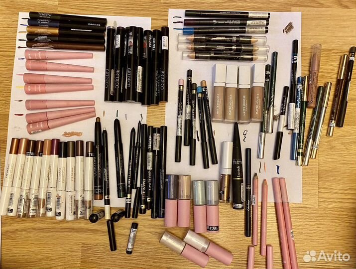 Косметика(5 помад, 2 глиттера, 2 подводки )