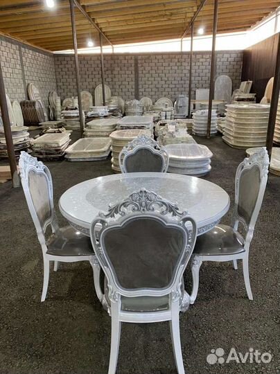 Стол и стулья