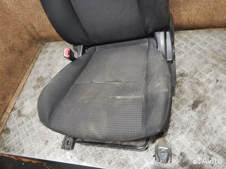 Сиденье переднее левое, Mitsubishi (Митсубиси) -la