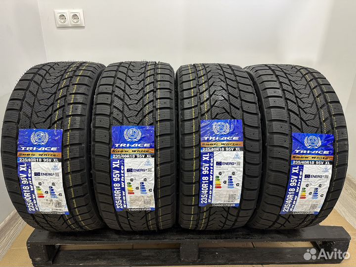 Tri Ace Snow White II 235/40 R18 95V