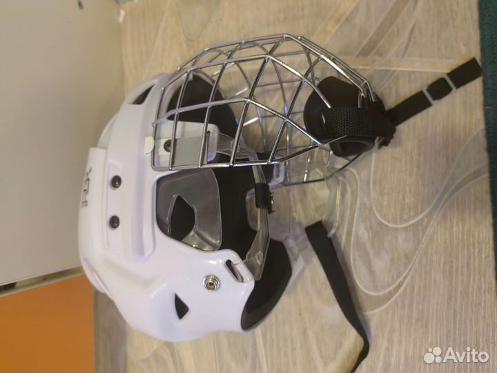 Хоккейный шлем