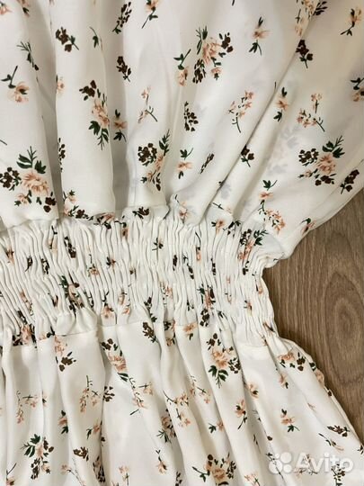 Платье белое в цветочек