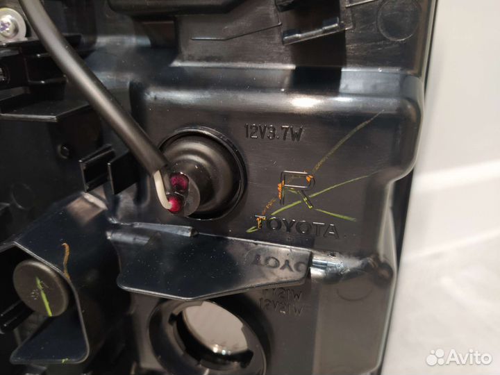 Фонарь задний правый Toyota Hilux 8 AN120