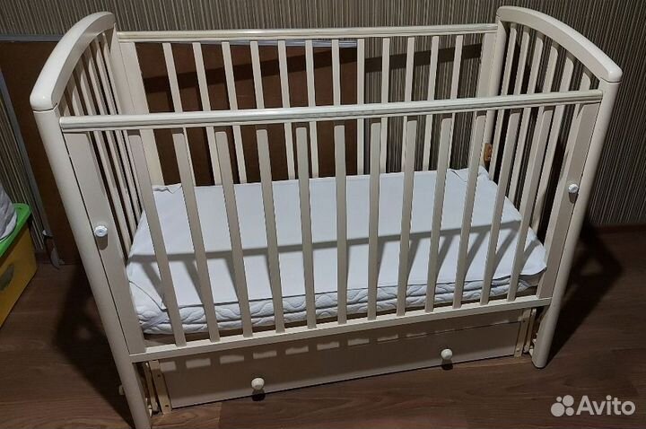 Детская кроватка с маятником Gandylyan