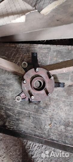 Поворотный кулак передний левый Камри