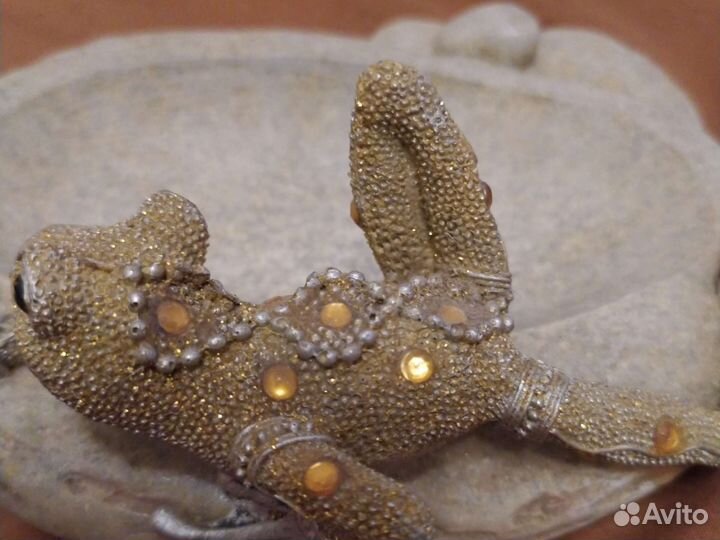 Керамические лягушки