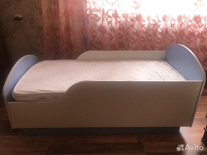 Кровать детская с бортиками и матрасом