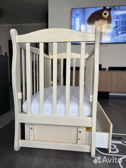 Детская кроватка с маятником, ящиком и матрасом