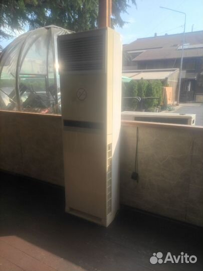 Стол и стулья, уличные зонты , кондиционер