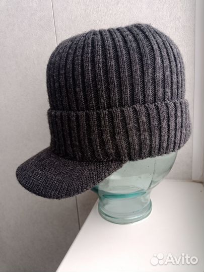 Шапка вязанная с козырьком