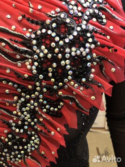 Костюм для выступлений по фигурному катанию