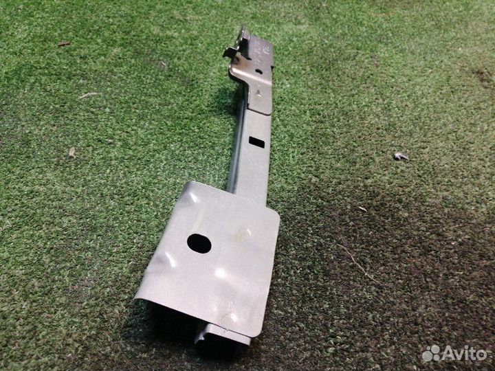 Направляющая стекла задняя правая Nissan Terrano