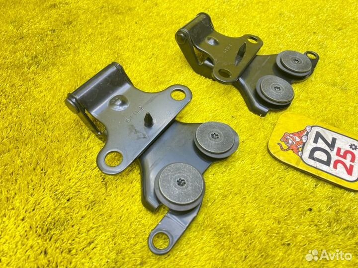 Петля стекла двери багажника задняя Toyota Land 145305