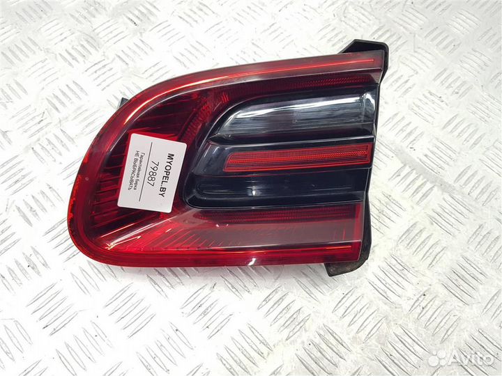 95B945094 Фонарь крышки багажника правый Porsche