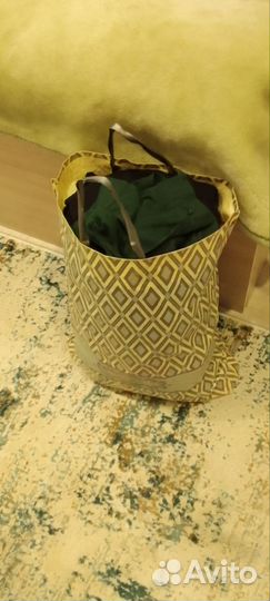 Пакет с вещами на девушку